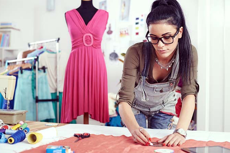 How to Become a Fashion Designer – A Guide for Beginners
