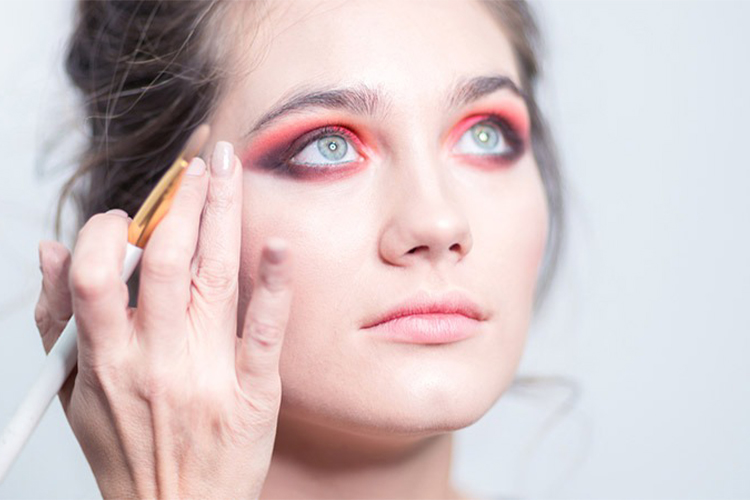 The 6 best makeup colors for teal eyes