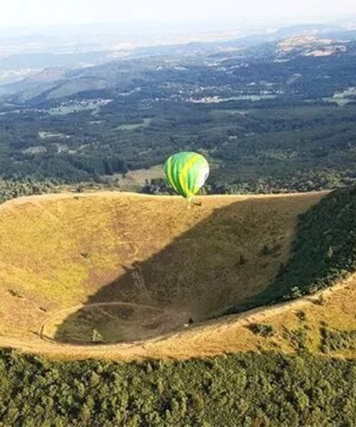 1) Vol en montgolfière – survol des volcans d’Auvergne